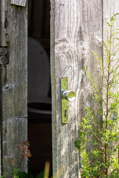 Närbild Gamla Trädörr Utomhus Toalett — Stockfoto