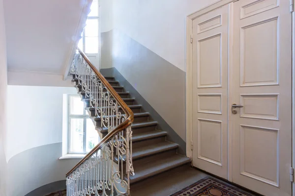 Escadaria Vazia Edifício Residencial Moderno — Fotografia de Stock