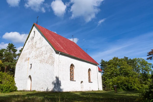 Bahar Mevsiminde Beyaz Eski Lutheranik Kilise — Stok fotoğraf