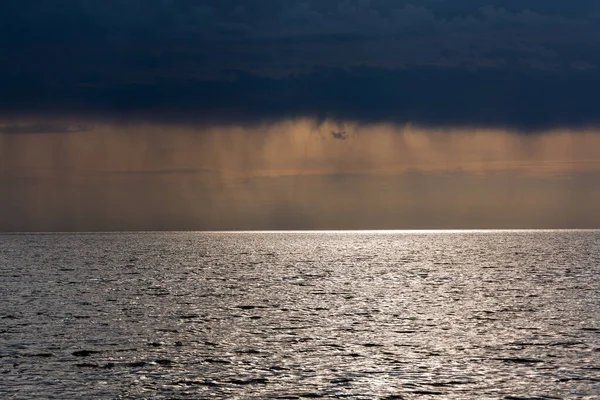 Beau Paysage Marin Avec Des Nuages Sombres Pluvieux — Photo