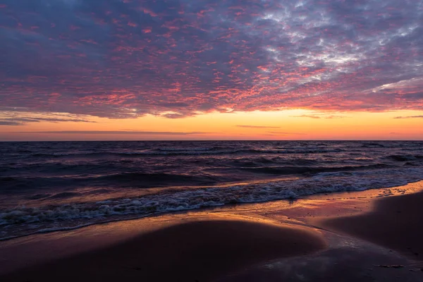 Indah Matahari Terbenam Cerah Atas Laut — Stok Foto