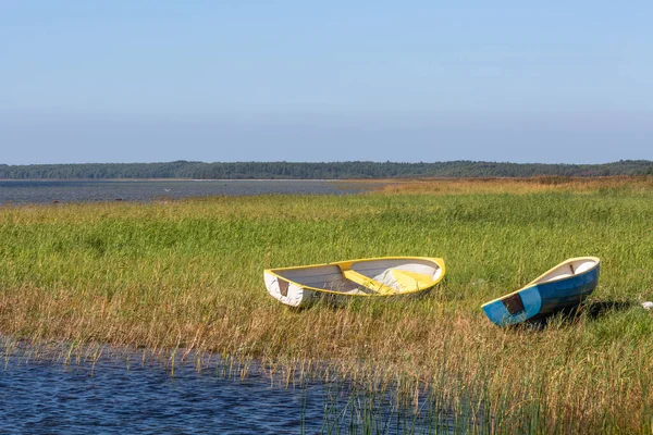 Yaz günü göl kıyısındaki tekneler
