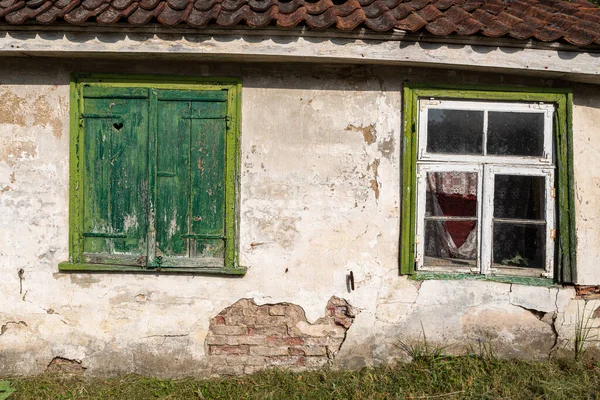 Stare Zielone Drzwi Okna — Zdjęcie stockowe