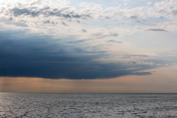 Vacker Havsutsikt Med Mörka Regniga Moln — Stockfoto
