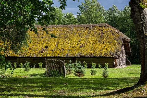Старый Загородный Дом Летом — стоковое фото
