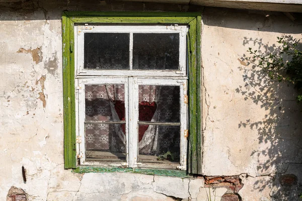 Старые Зеленые Двери Окна — стоковое фото