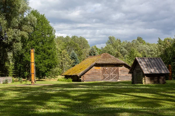 Yazın Eski Kır Evi — Stok fotoğraf