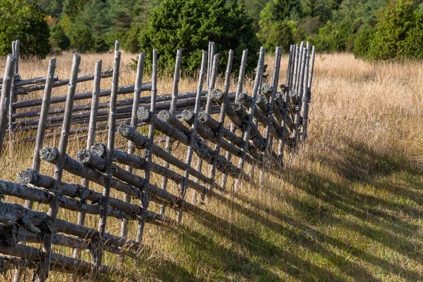 Ahşap çitli yeşil alan