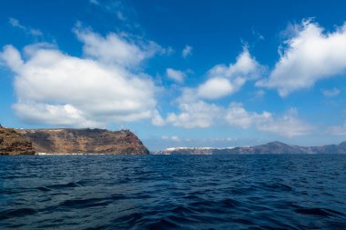 Güneşli bir günde Santorini kayalıkları