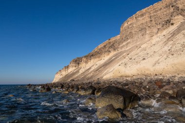 Güneşli bir günde Santorini 'de kumtaşı sahili