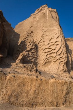 Santorini adasının kayalıkları ve kayalıkları