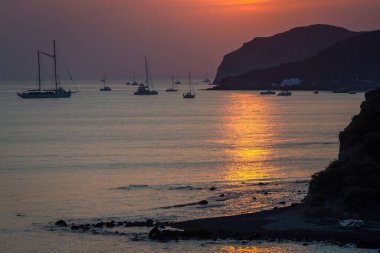 Yunanistan 'ın Santorini adasında yatlarla gün batımı ve gün doğumu