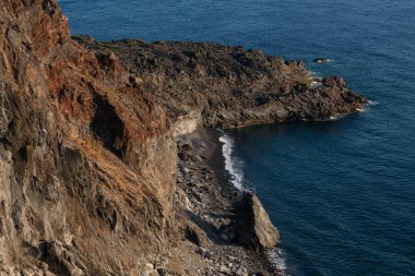 Santorini ve Nea Kameni adasının kayalıkları ve kayaları