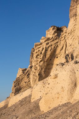 Güneşli bir günde Santorini 'de kumtaşı sahili