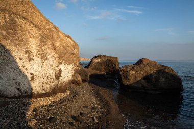 Santorini adasının kayalıkları ve kayalıkları