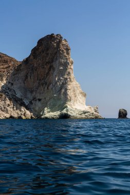 Santorini adasının kayalıkları ve kayalıkları