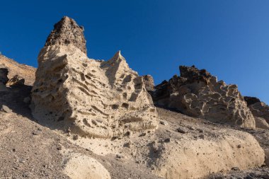 Güneşli bir günde Santorini 'de kumtaşı sahili