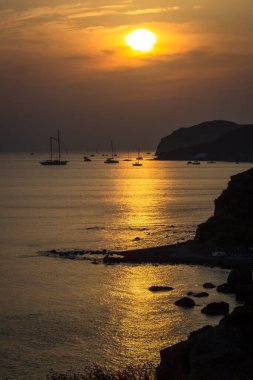 Yunanistan 'ın Santorini adasında yatlarla gün batımı ve gün doğumu