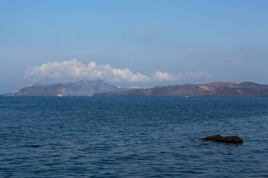 Santorini adasının kayalıkları ve kayalıkları