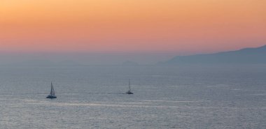 Santorini Adası 'nda kano turu.