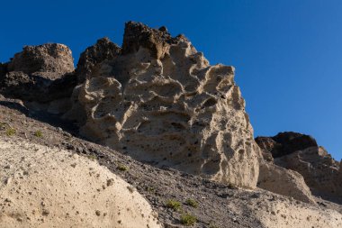 Güneşli bir günde Santorini 'de kumtaşı sahili