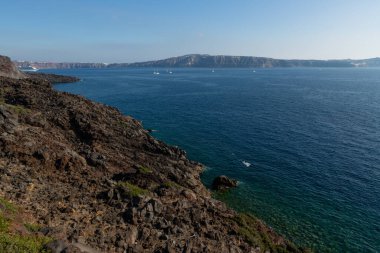 Santorini ve Nea Kameni adasının kayalıkları ve kayaları