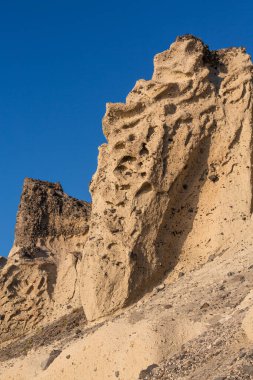 Güneşli bir günde Santorini 'de kumtaşı sahili