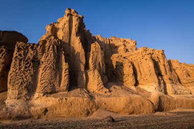 Santorini adasının kayalıkları ve kayalıkları