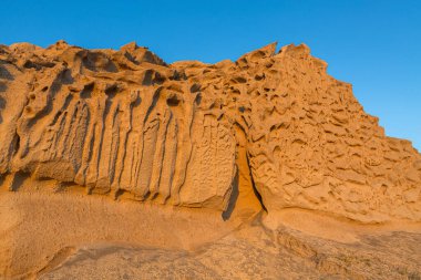 Santorini Adası 'nın kumtaşı kıyıları