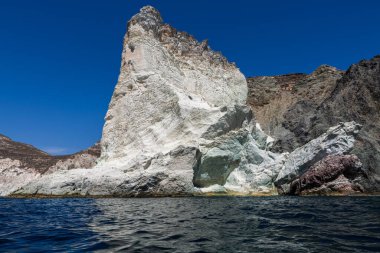 Santorini adasının kayalıkları ve kayalıkları