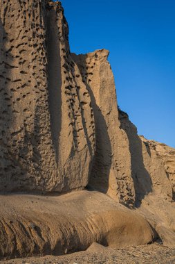 Santorini adasının kayalıkları ve kayalıkları