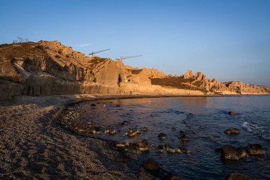 Yunanistan 'ın Santorini adasında yatlarla gün batımı ve gün doğumu