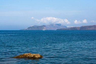 Santorini adasının kayalıkları ve kayalıkları