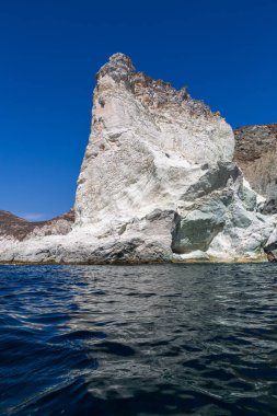 Santorini adasının kayalıkları ve kayalıkları