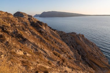 Güneşli bir günde Santorini 'de kumtaşı sahili