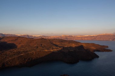 Santorini ve Nea Kameni adasının kayalıkları ve kayaları