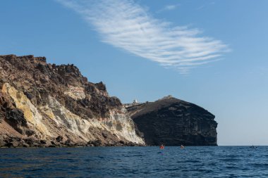 Santorini adasının kayalıkları ve kayalıkları
