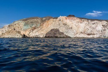Santorini adasının kayalıkları ve kayalıkları