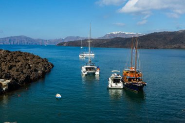 Santorini ve Nea Kameni adasının kayalıkları ve kayaları
