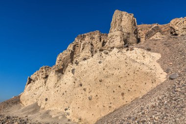 Güneşli bir günde Santorini 'de kumtaşı sahili
