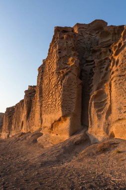 Santorini Adası 'nın kumtaşı kıyıları