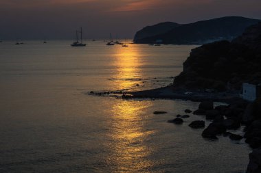 Yunanistan 'ın Santorini adasında yatlarla gün batımı ve gün doğumu