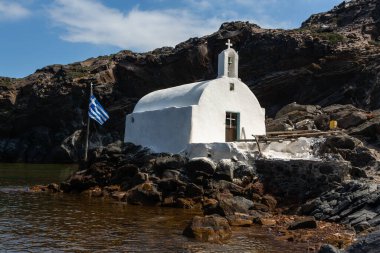 Palea kameni 'deki beyaz kilise, Santorini yakınlarındaki volkanik ada.