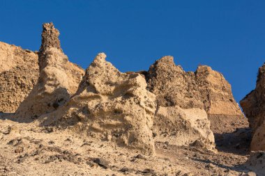 Güneşli bir günde Santorini 'de kumtaşı sahili