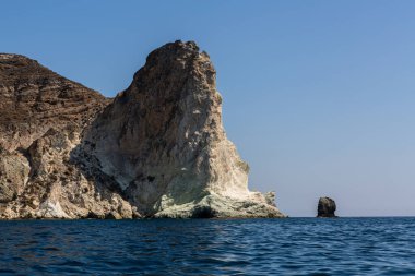 Santorini adasının kayalıkları ve kayalıkları