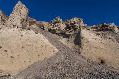 Güneşli bir günde Santorini 'de kumtaşı sahili