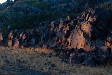 Santorini adasının kayalıkları ve kayalıkları