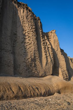 Santorini adasının kayalıkları ve kayalıkları