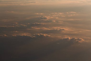 Bulutlar gökyüzünden gün batımında kaybolur