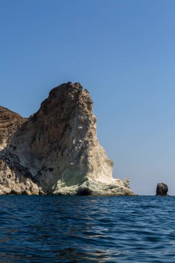 Santorini adasının kayalıkları ve kayalıkları